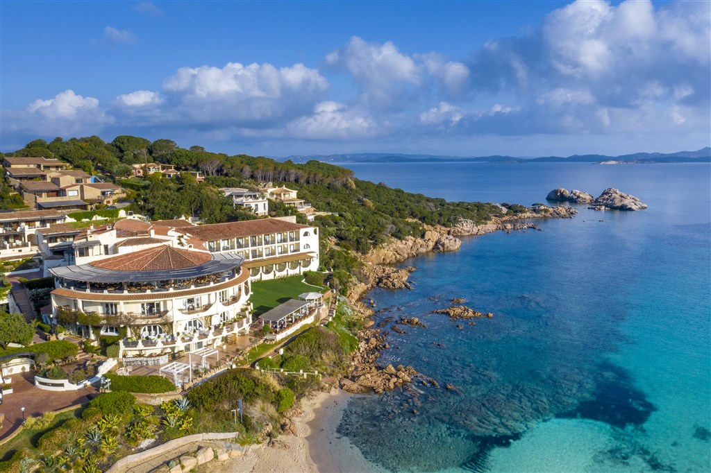 Letecký pohled na hotel, Baja Sardinia, Sardinie