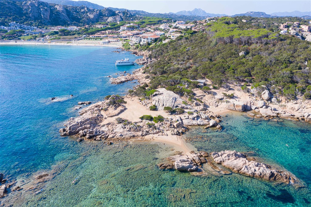 Soukromá hotelová pláž - letecký pohled, Baja Sardinia, Sardinie