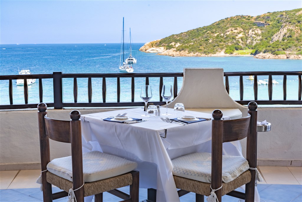 Oběd s výhledem na moře, Baja Sardinia, Sardinie