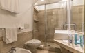 Club Hotel Baja Sardinia - Pokoj STANDARD - koupelna, Baja Sardinia, Sardinie