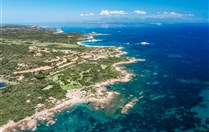 Letecký pohled na vřesové údolí - Valle della Erica, Santa Teresa di Gallura, Sardinie