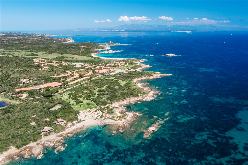 Letecký pohled na vřesové údolí - Valle della Erica, Santa Teresa di Gallura, Sardinie