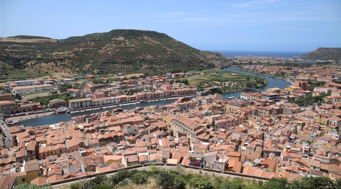 Pohled z hradu na město Bosa