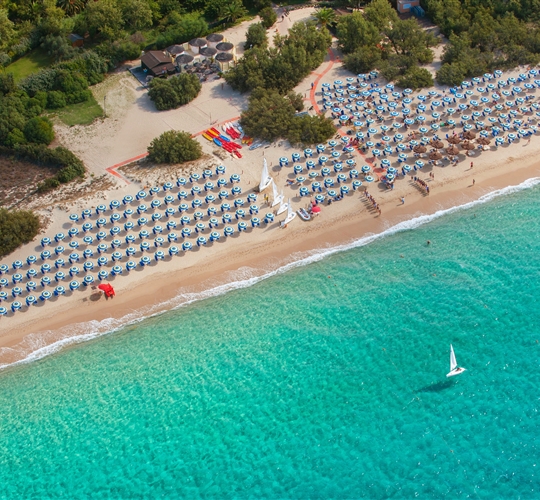 Letecký pohled na pláž, Maracalagonis, Sardinie