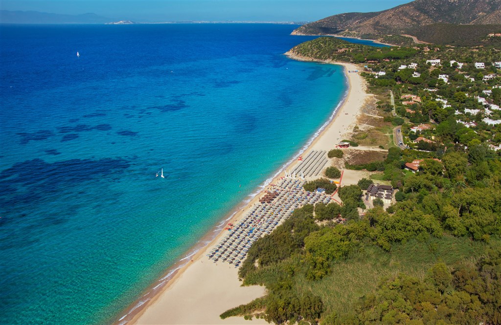 Letecký pohled na pláž a moře, Maracalagonis, Sardinie