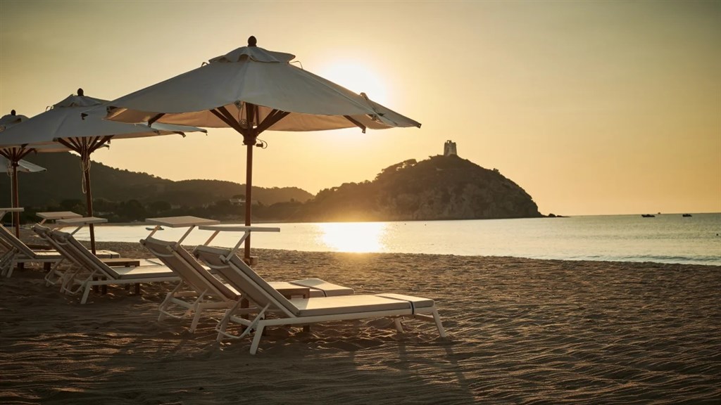 Východ slunce na pláži, Chia, Sardinie