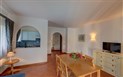 SEA VILLAS - Obývací pokoj s kuchyňkou Vila 6 IN, Su Torrione, Sardinie