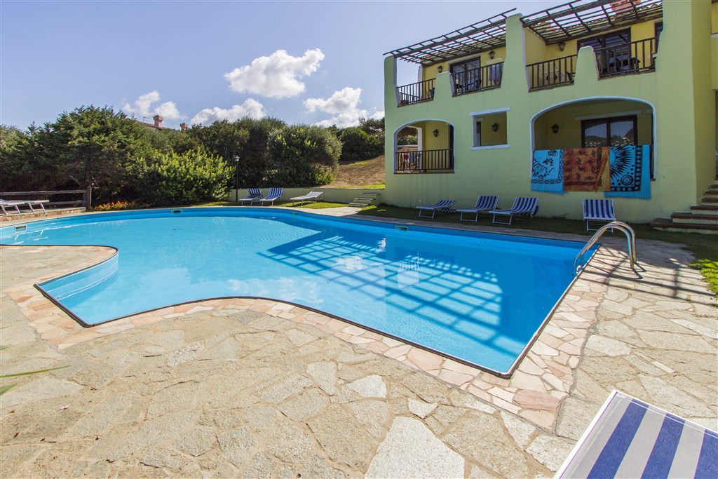 Vila 4 IN se společným bazénem, Su Torrione, Sardinie