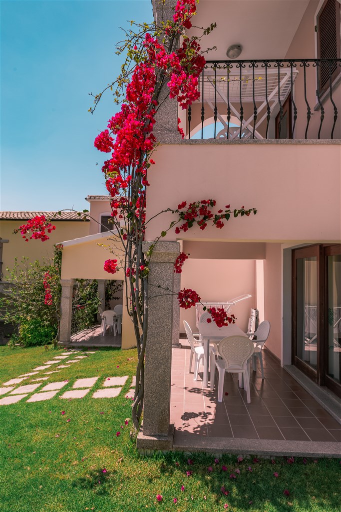 Balkonky apartmánů, Badesi, Sardinie