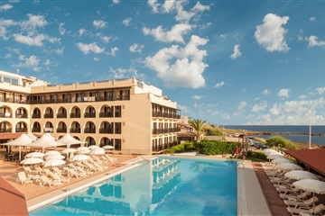 Pohled na hotel a bazén, Alghero, Sardinie