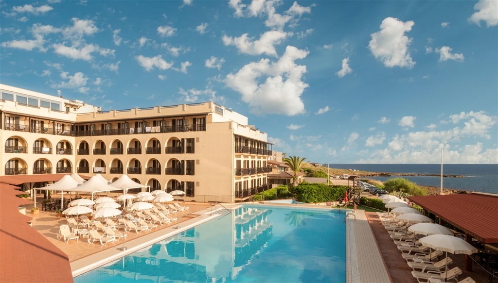 Pohled na hotel a bazén, Alghero, Sardinie