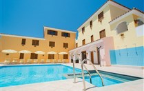 Pohled na residenci a bazén, Sos Alinos, Sardinie