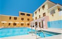Residence Cala Viola - Pohled na residenci a bazén, Sos Alinos, Sardinie