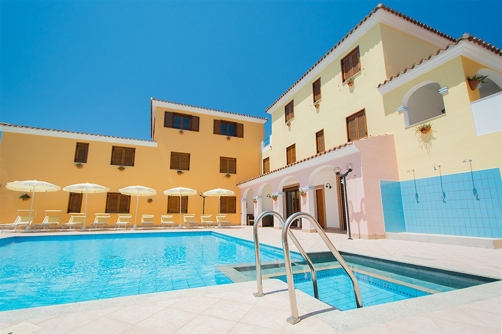 Pohled na residenci a bazén, Sos Alinos, Sardinie