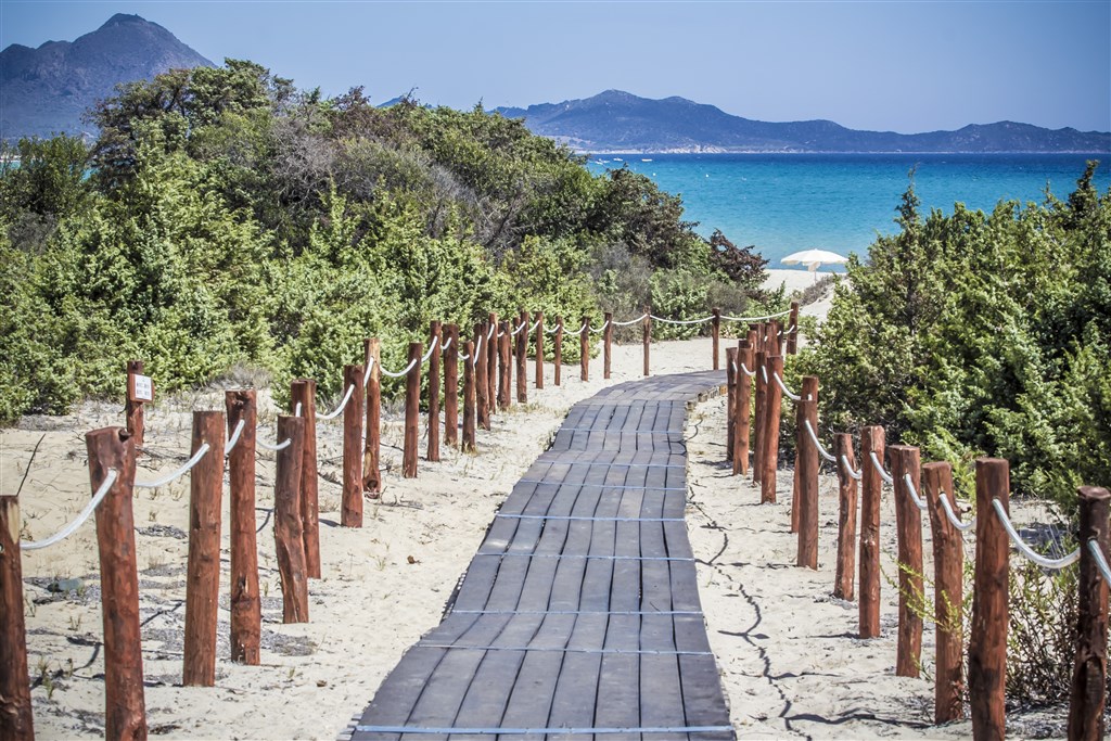 Chodníček k pláži, Santa Giusta, Sardinie