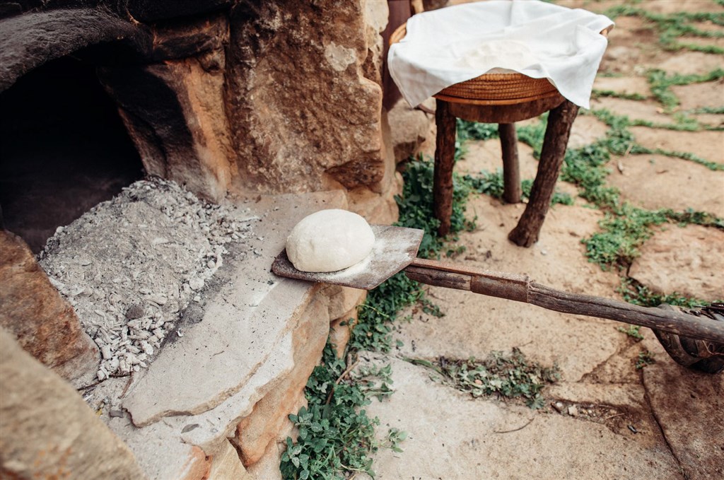 Příprava chleba, Villaputzu, Sardinie