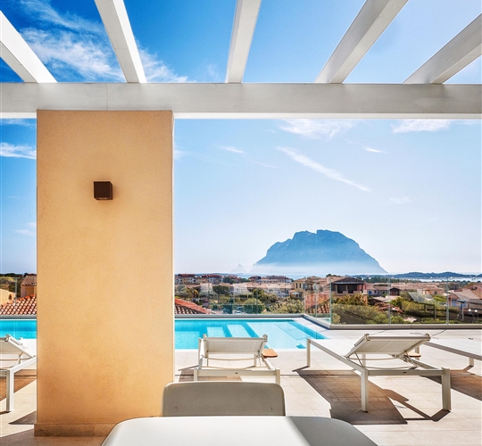 Výhled od bazénu, Porto San Paolo, Sardinie