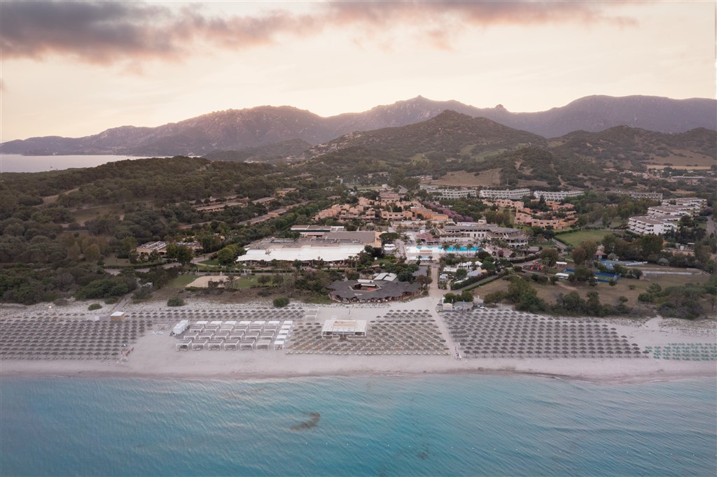 Letecký pohled od moře, Villasimius, Sardinie