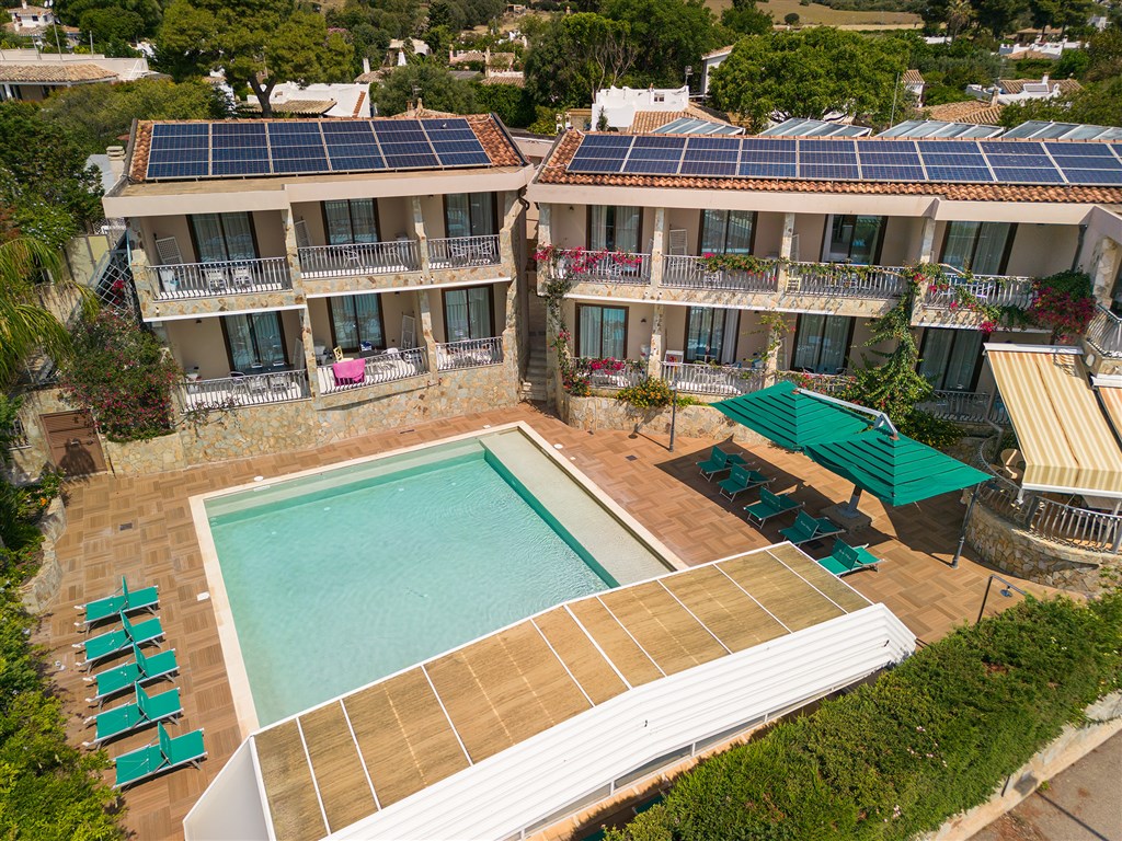Pohled na residenci z dronu, Villasimius, Sardinie