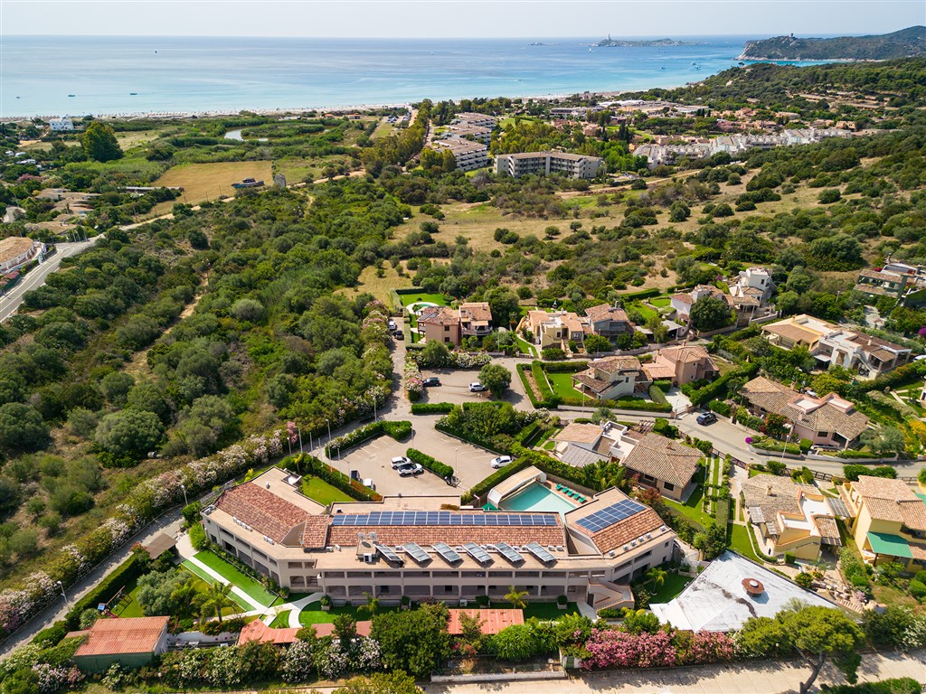 Pohled na residenci z dronu, Villasimius, Sardinie