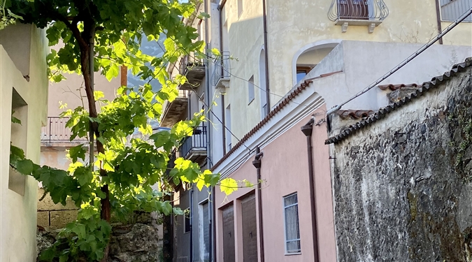 Postranní ulička v centru Dorgali, Sardinie