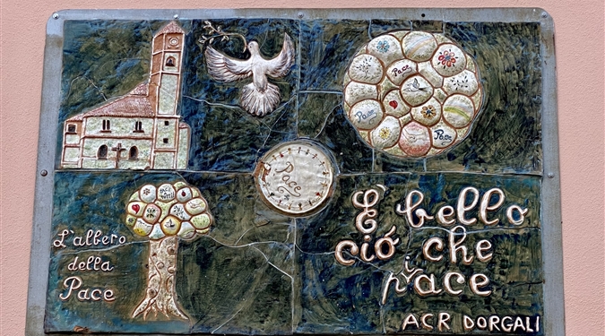 "Je krásné, co se ti líbí" versus "mír je krásný", Farnost sv. Kateřiny Alexandrijské, Dorgali, Sardinie