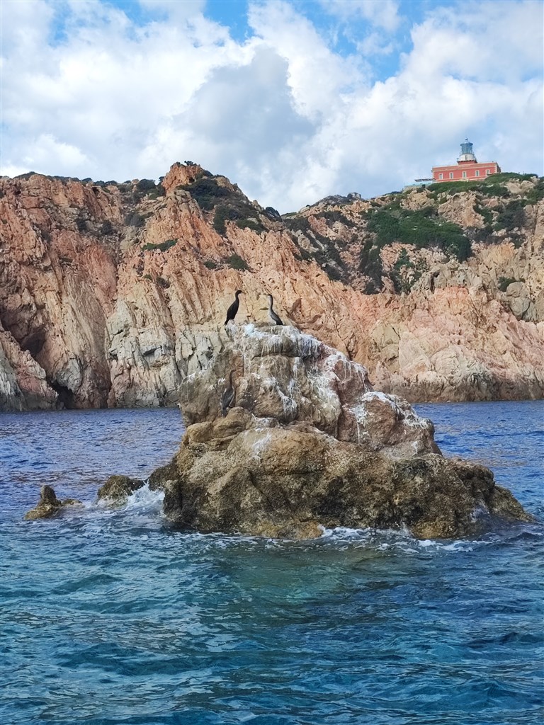 Pohled z moře na Faro Capo Spartivento, Sardinie