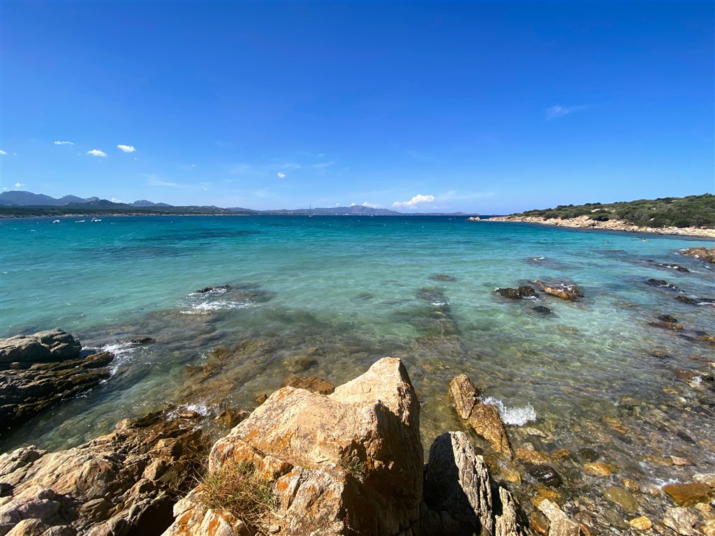 Pláž Cala Sabina, Golfo Aranci, Sardinie