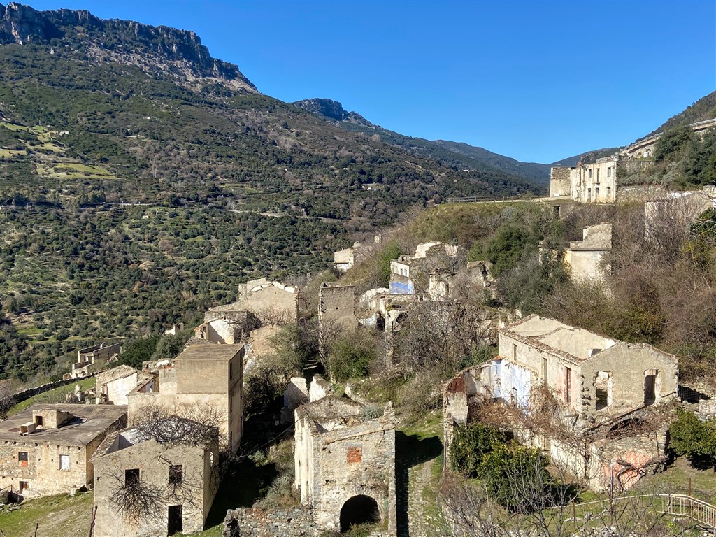 Vesnice duchů Gairo Vecchio, Gairo, Sardinie