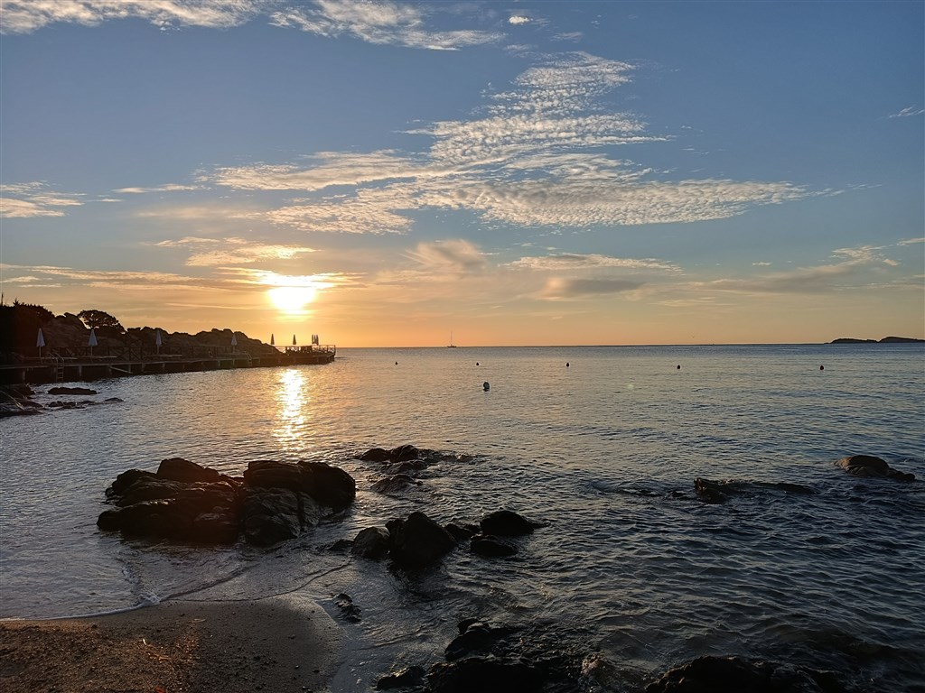 Ranní plavání u hotelu Colonna Resort, Sardinie