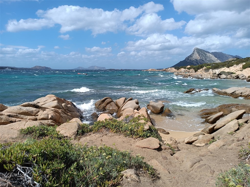 Pobřeží San Teodoro - pláž delle Vacche, Sardinie