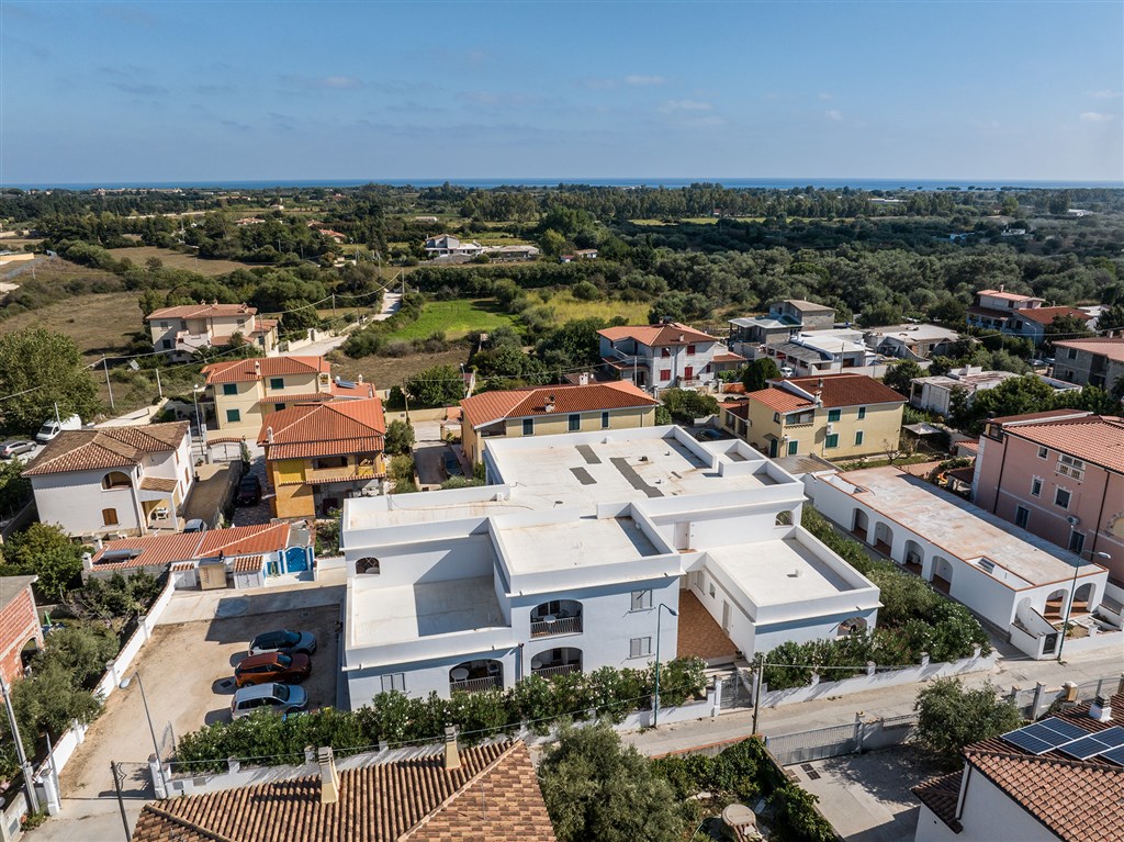 Pohled na residenci z dronu, Orosei, Sardinie