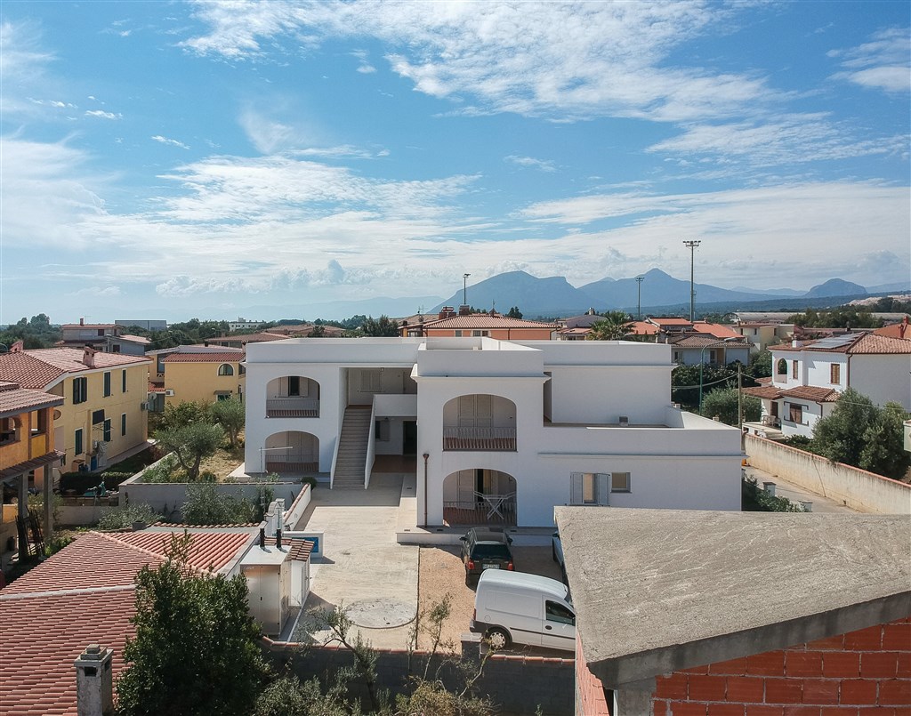 Pohled na residenci z dronu, Orosei, Sardinie
