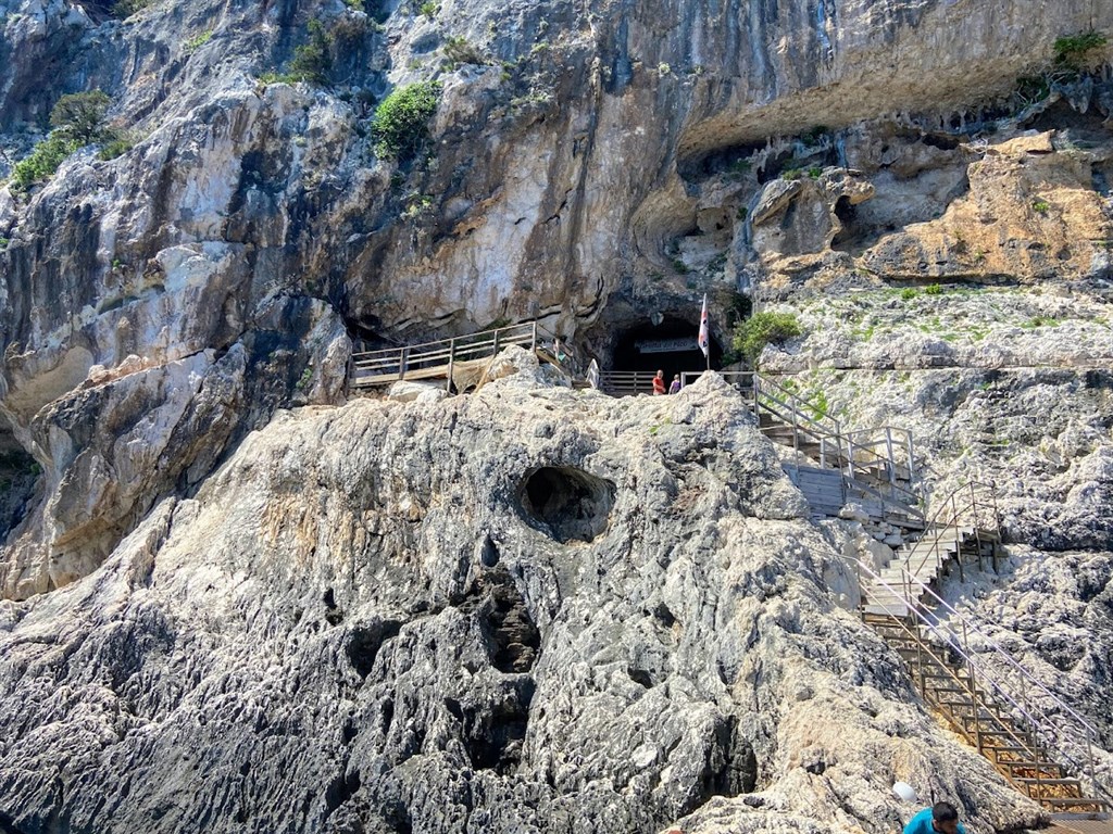 Vstup do jeskyně Grotta del Fico, Záliv Orosei, Sardinie