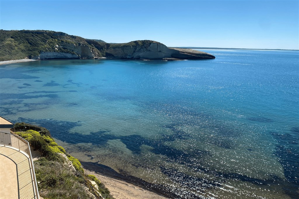 Výhled z pokoje BAJA, Santa Caterina di Pittunuri, Sardinie