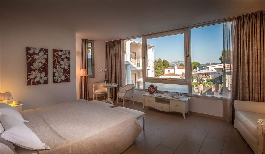 Pokoj COMFORT s výhledem na bazén, Pittulongu, Sardinie