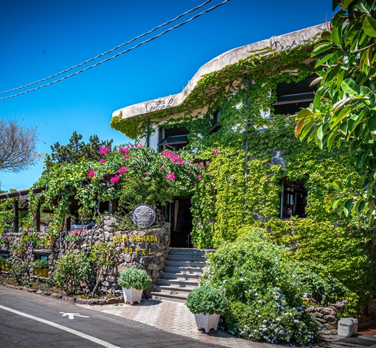 Pohled z venku na hotel, Cala Gonone, Sardinie