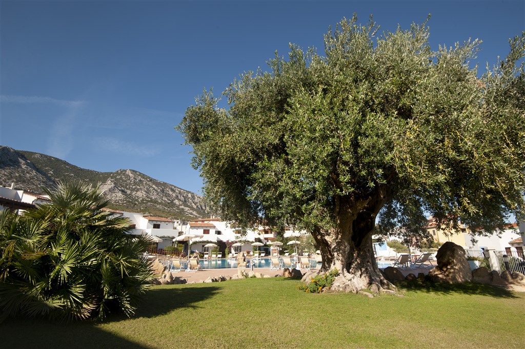 Nuraghe Arvu - Pohled ze zahrady, Cala Gonone, Sardinia