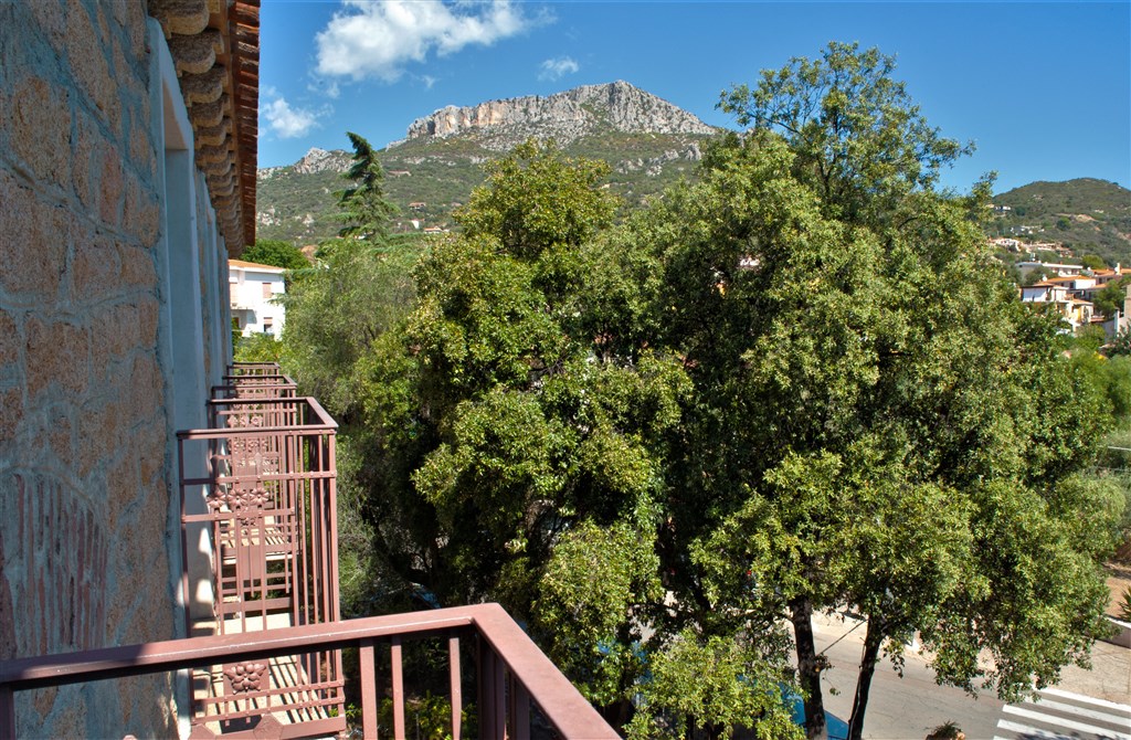 Výhled z 2. patra hotelu, Santa Maria Navarrese, Sardinie