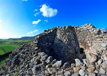 Prehistorické památky Sardinie - nejzachovalejší nurág se nachází v Barumini v jižní Sardinii a jmenuje se Su Nuraxi