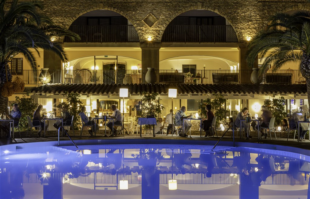 Venkovní restaurace s výhledem na bazén, Santa Margherita di Pula, Sardinie