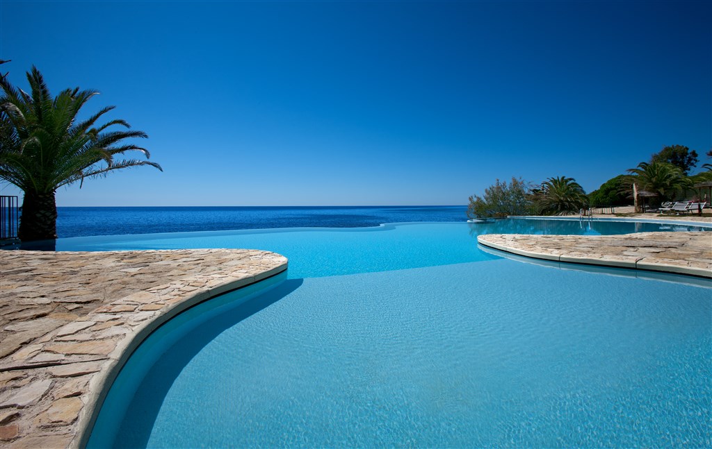 Přelivový bazén u pláže, Santa Margherita di Pula, Sardinie