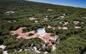 Golfový balíček IS ARENAS RESORT s 1/3/5/7 green fee - Letecký pohled na areál hotelu, Pineta Is Arenas, Sardinie