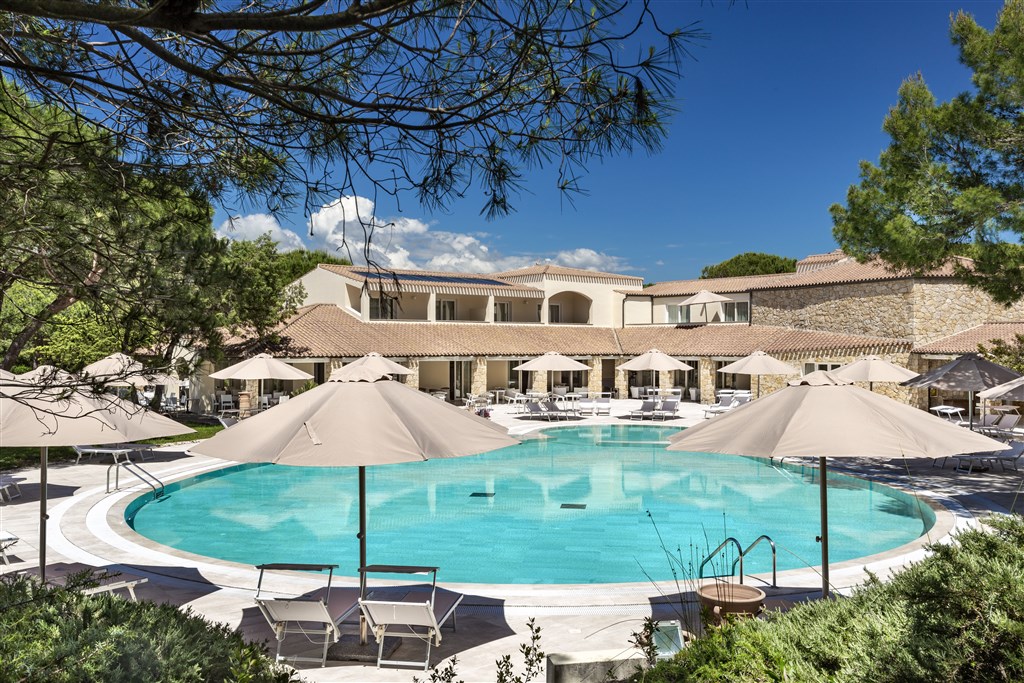 Hotel s bazénem, Pineta Is Arenas, Sardinie