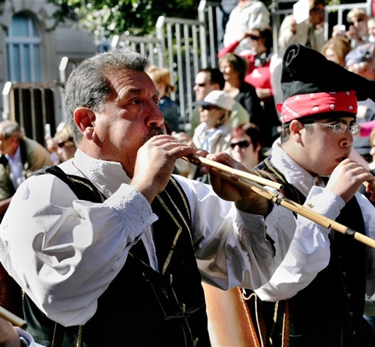 Muzikanti hrající na dechový nástroj launeddas, Cagliari, Sardinie