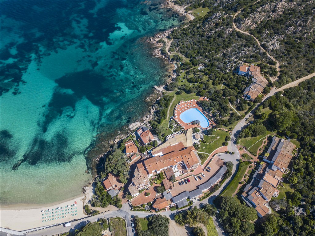 Letecký pohled na hotel, Baja Sardinia, Sardinie