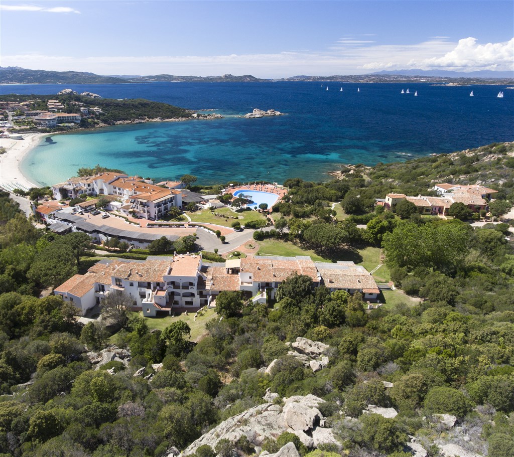 Letecký pohled na hotel, Baja Sardinia, Sardinie