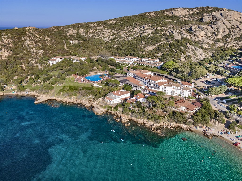 Letecký pohled na hotel, Baja Sardinia, Sardinie