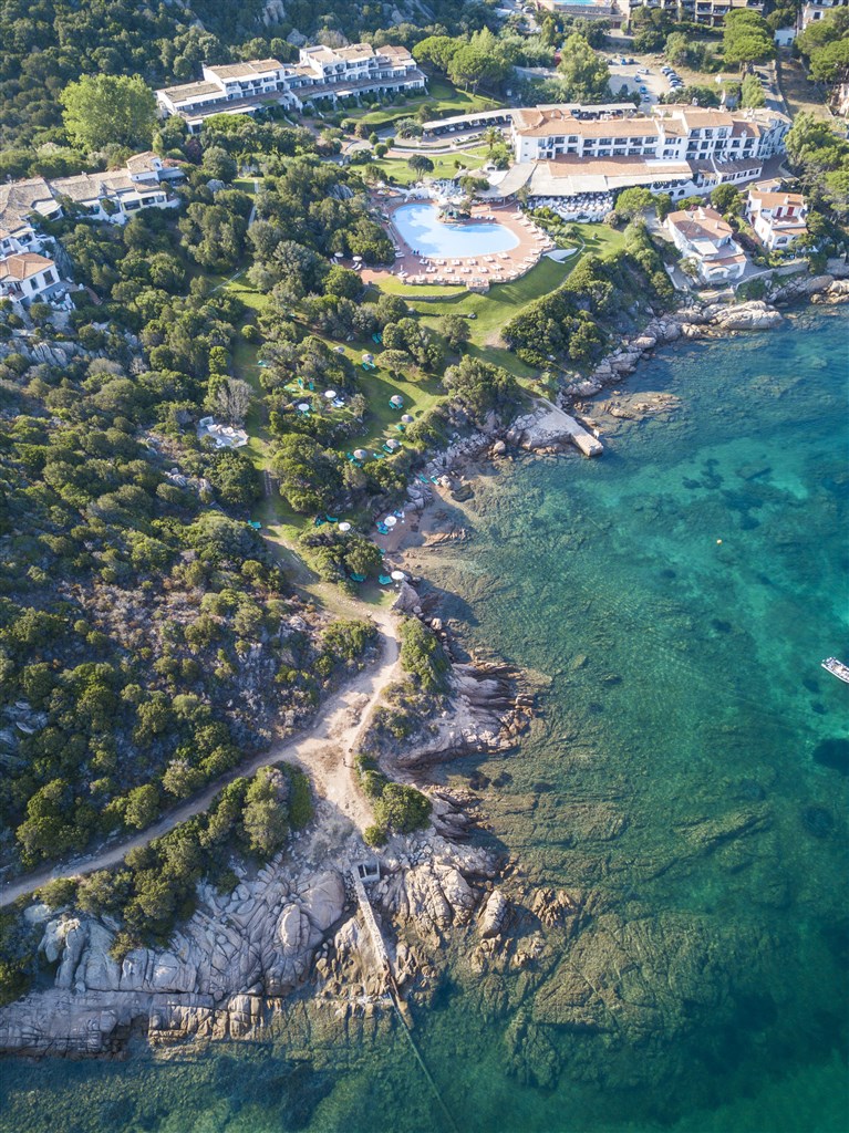 Letecký pohled na hotel, Baja Sardinia, Sardinie