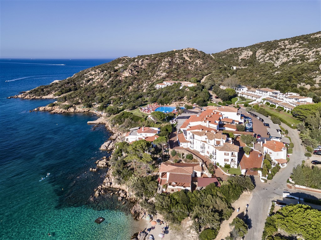 Letecký pohled na hotel, Baja Sardinia, Sardinie